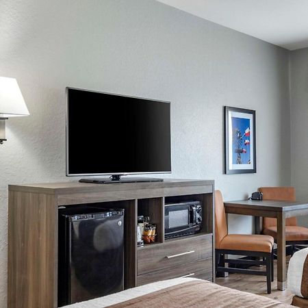 Best Western Plus Victoria Inn & Suites Екстер'єр фото