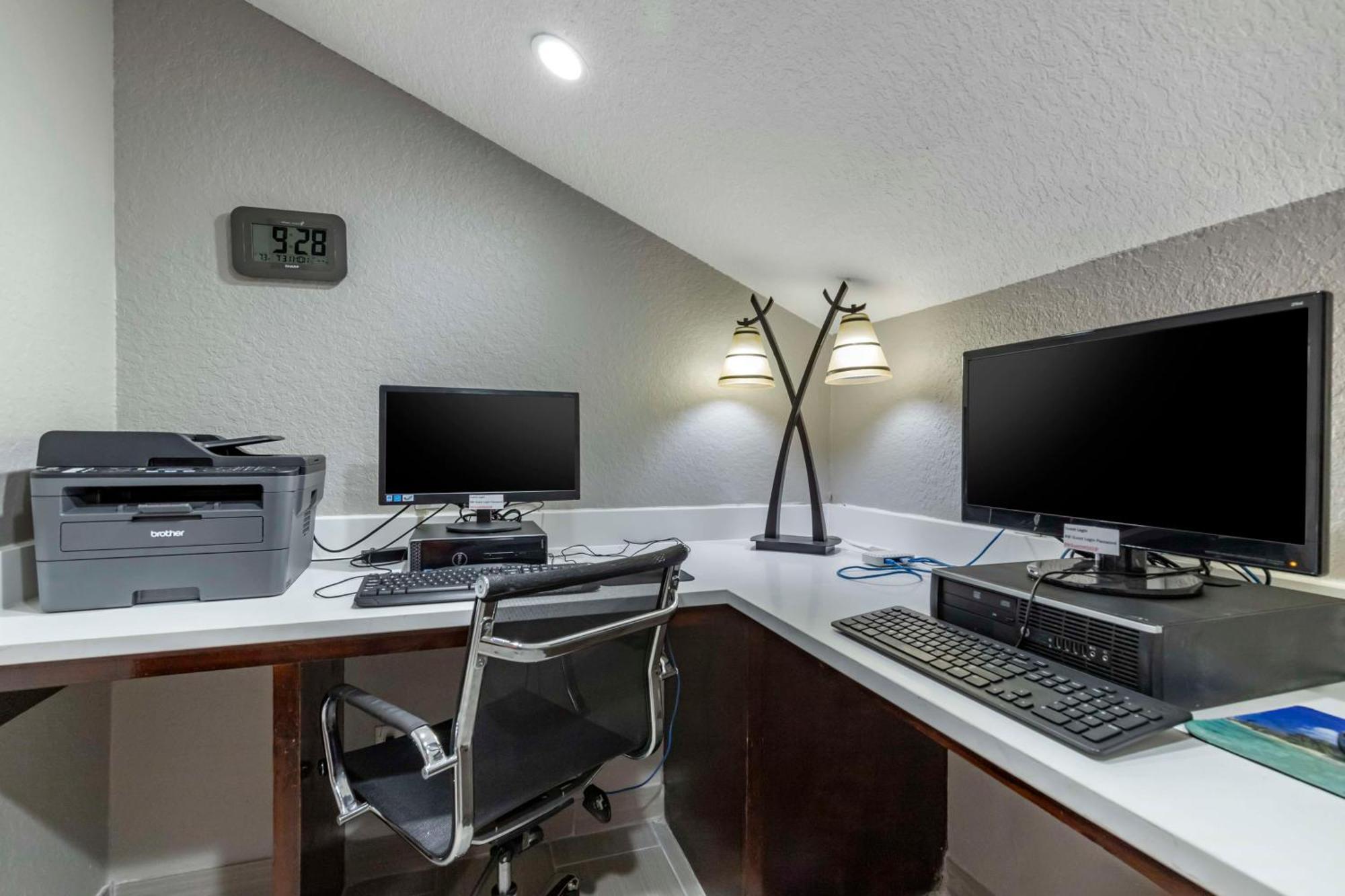 Best Western Plus Victoria Inn & Suites Екстер'єр фото