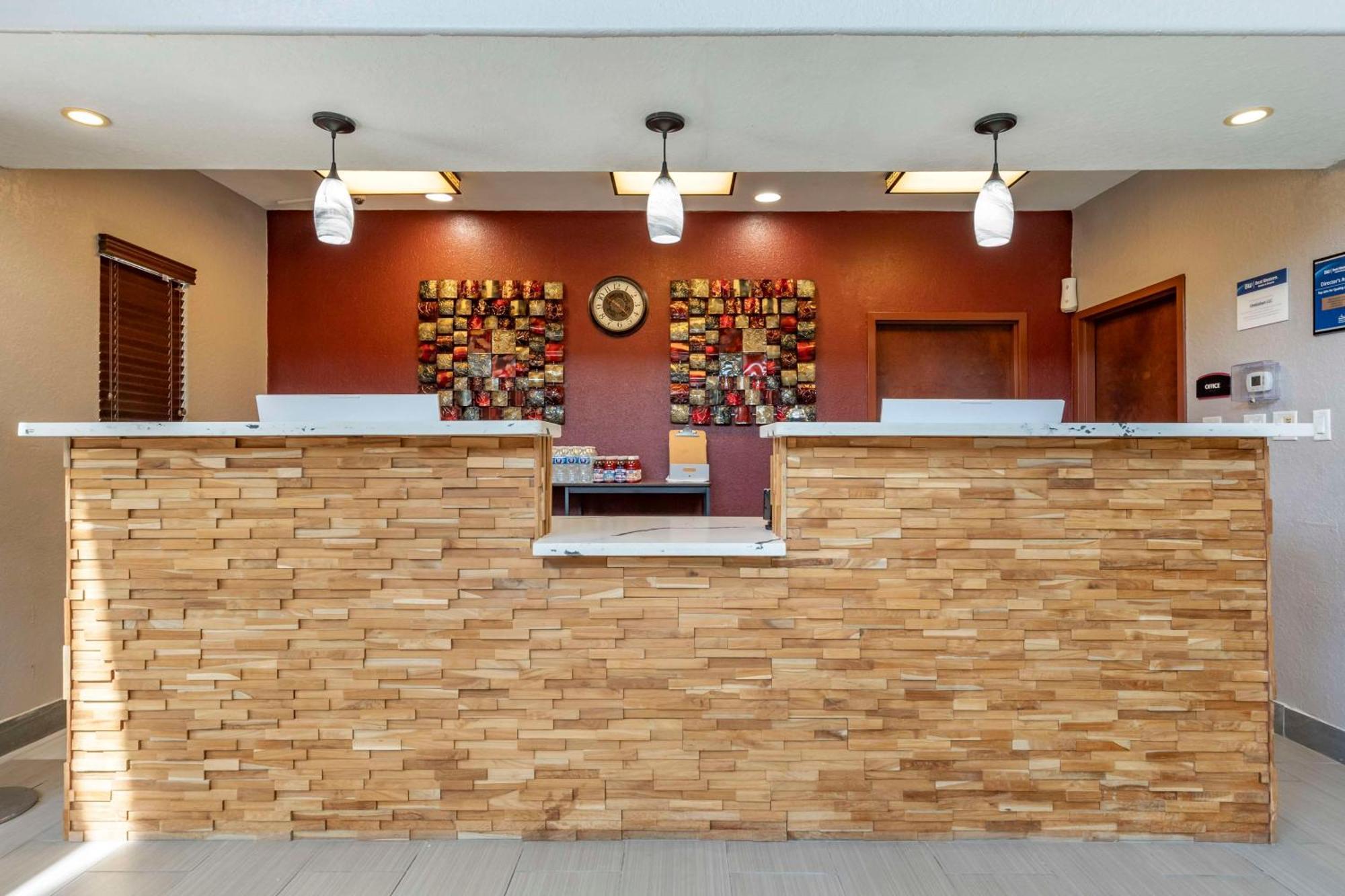 Best Western Plus Victoria Inn & Suites Екстер'єр фото